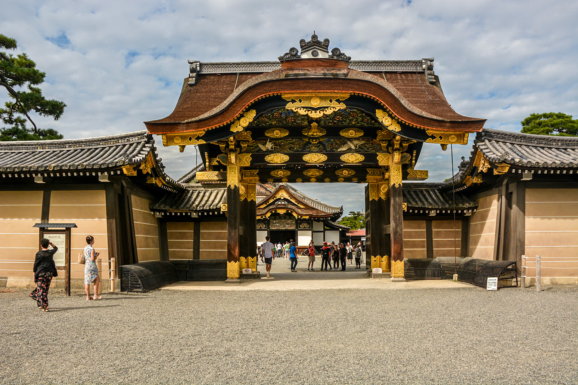 Kara-mon entry into Ninomaru Palace beyond.