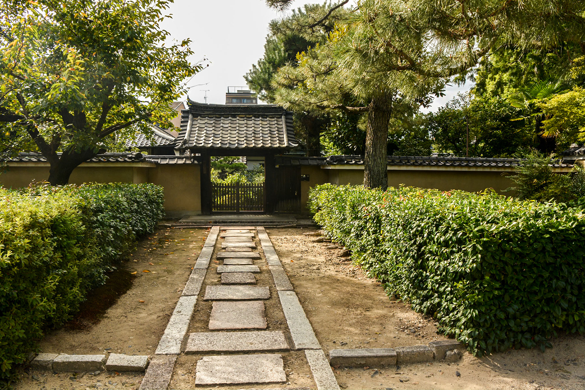 Kennin-ji gardens.