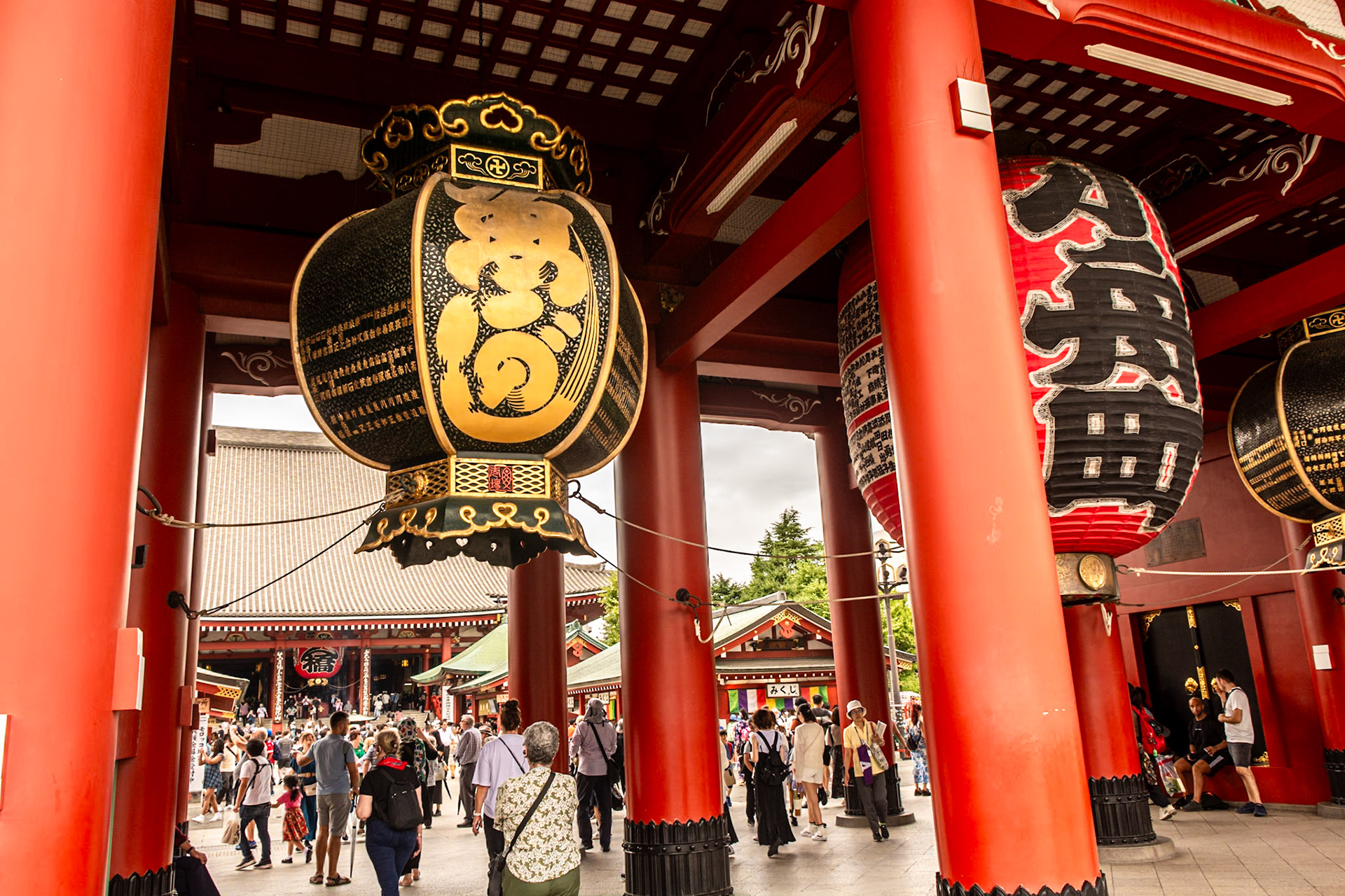 The Hōzōmon's huge lanterns are an imposing sight.