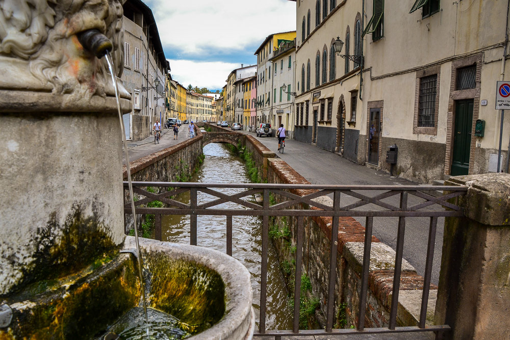 Unexpectedly we cross a narrow canal running through the old city.