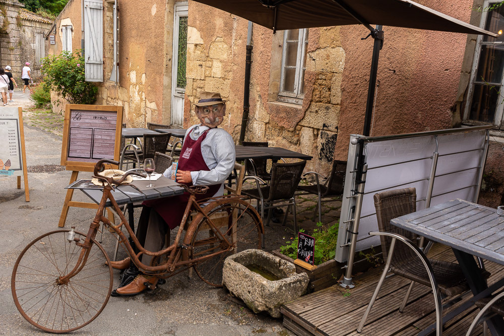 La cafe - you'd be a dummy not to eat here.