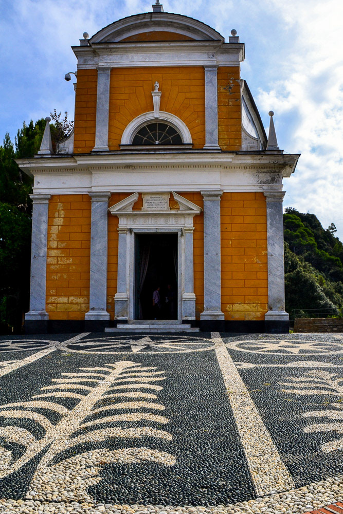 Pebble patterns draw you towards the church of San Giorgio (St George to you).