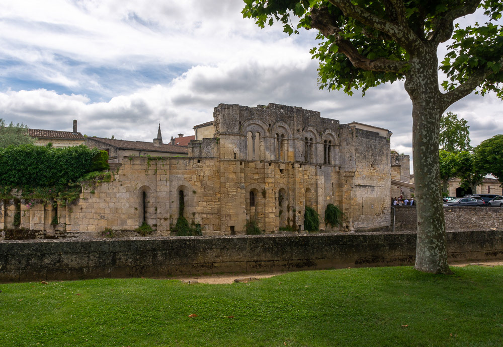 Fortified walls greet us as we arrive in Saint Emilion, a UNESCO World Heritage Site, with fascinating Romanesque churches and ruins stretching all along steep and narrow streets.