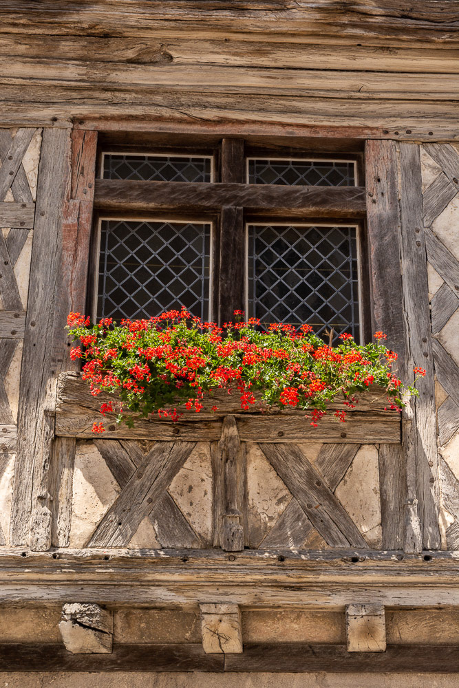 Maison de la Luitenance - striking window box dispaly of gerainium.
