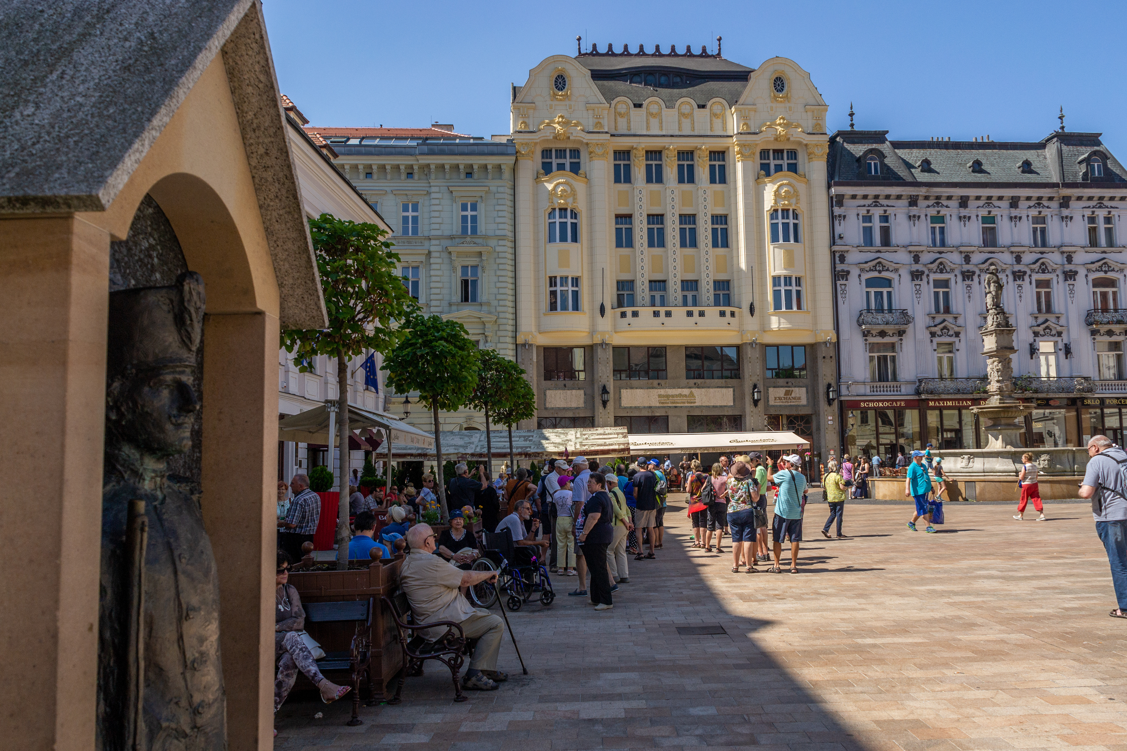 The crowds gather in Hlavne Namestie in front of the Palace of the Hungarian Exchange Bank.