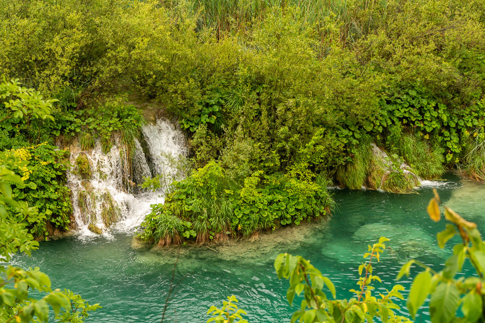 The travertine barriers divide the shallow lakes. They are the result of an interplay between water, air and plants. The travertine barriers grow at the rate of about 1 cm (0.4 in) per year.
