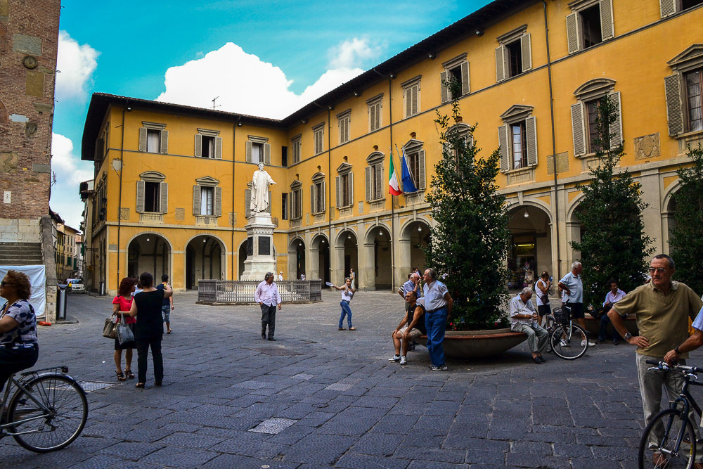 Statue of Francesco Datini in front of the Palazzo Pretorio (Brick building to the left).