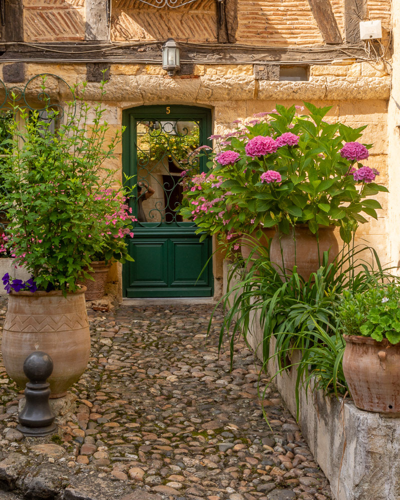 An elegant pebble entrance to one of the half-timber howuses of the old town.