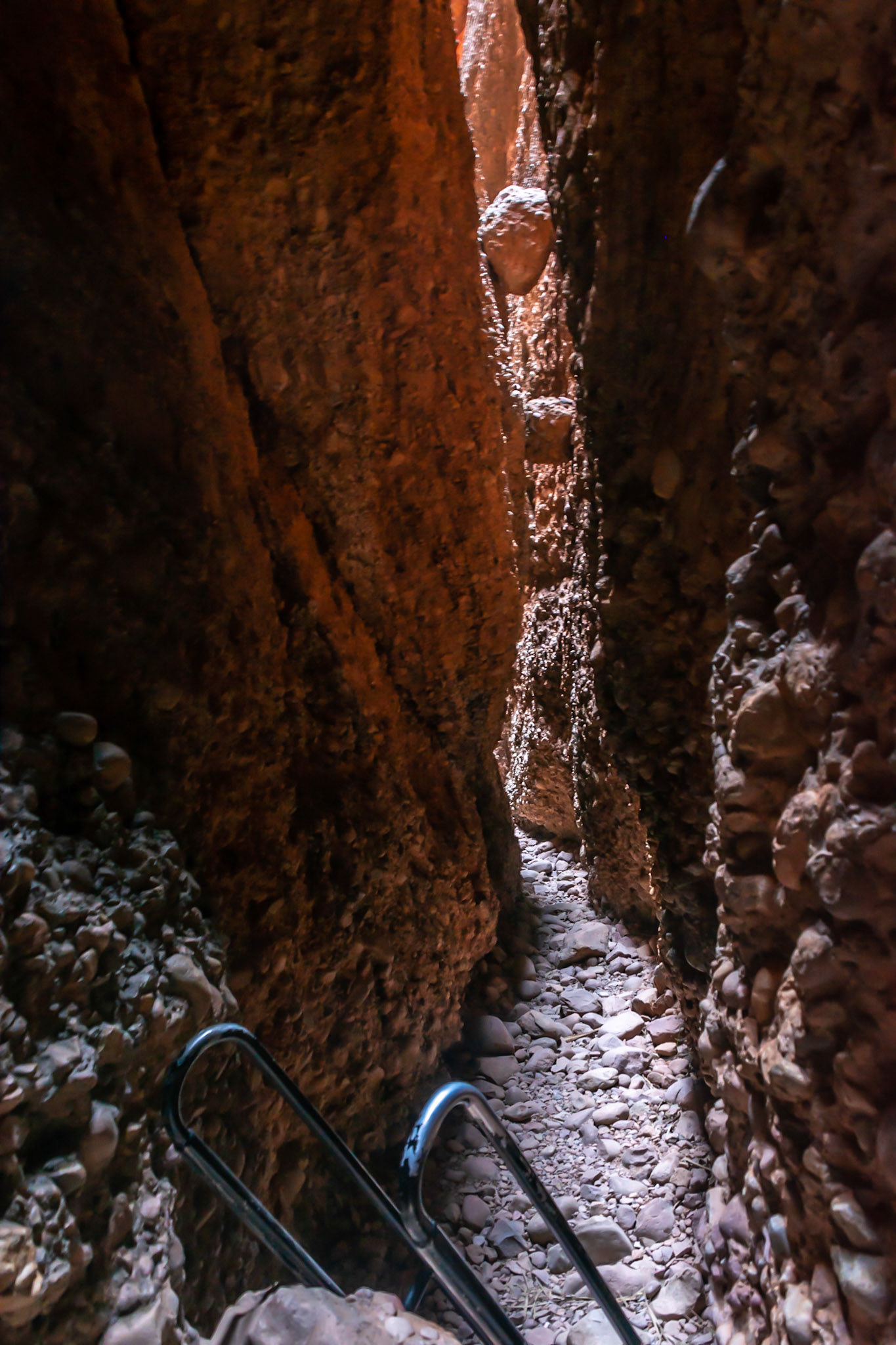 The walls narrow as you head deep into Echidna chasm.