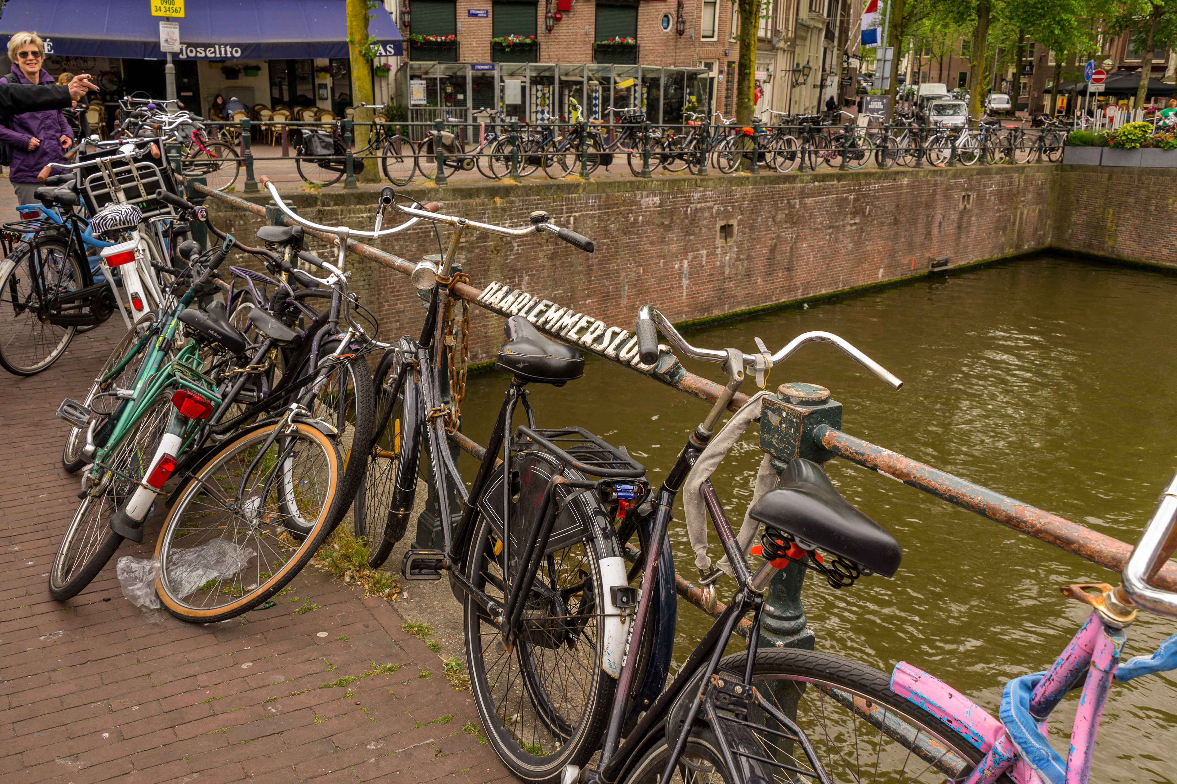 Secure parking for bikes near Haarlemmersluice.