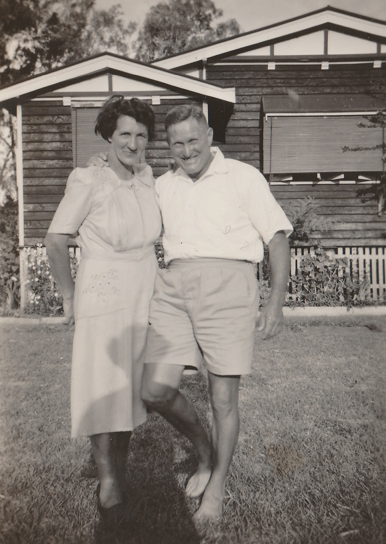 Bill and Marie in front of the farmhouse at "Le Nid", Biloela.