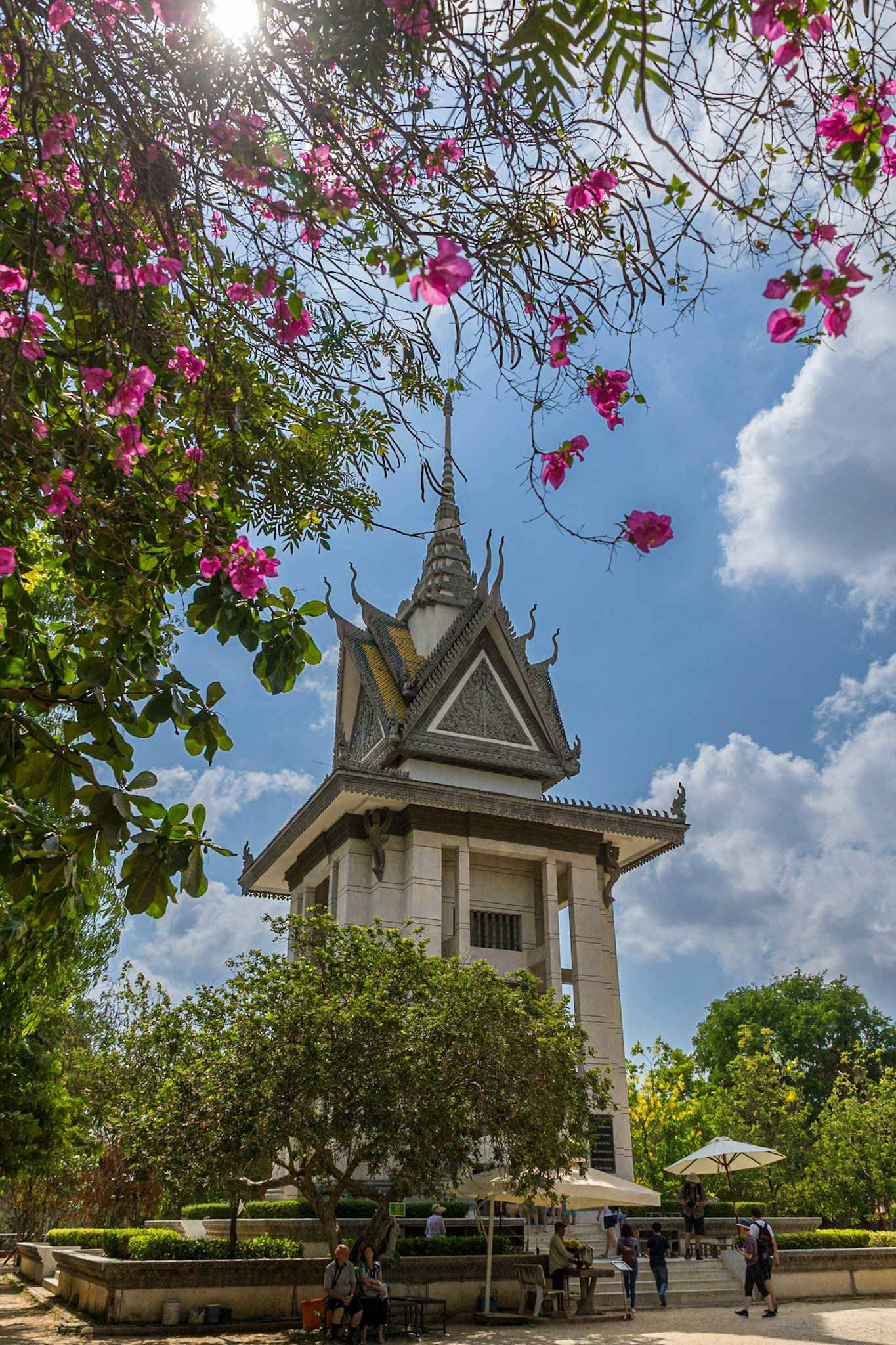 Choeung Ek Stupor gives a misleading first impression as a place of serene beauty.