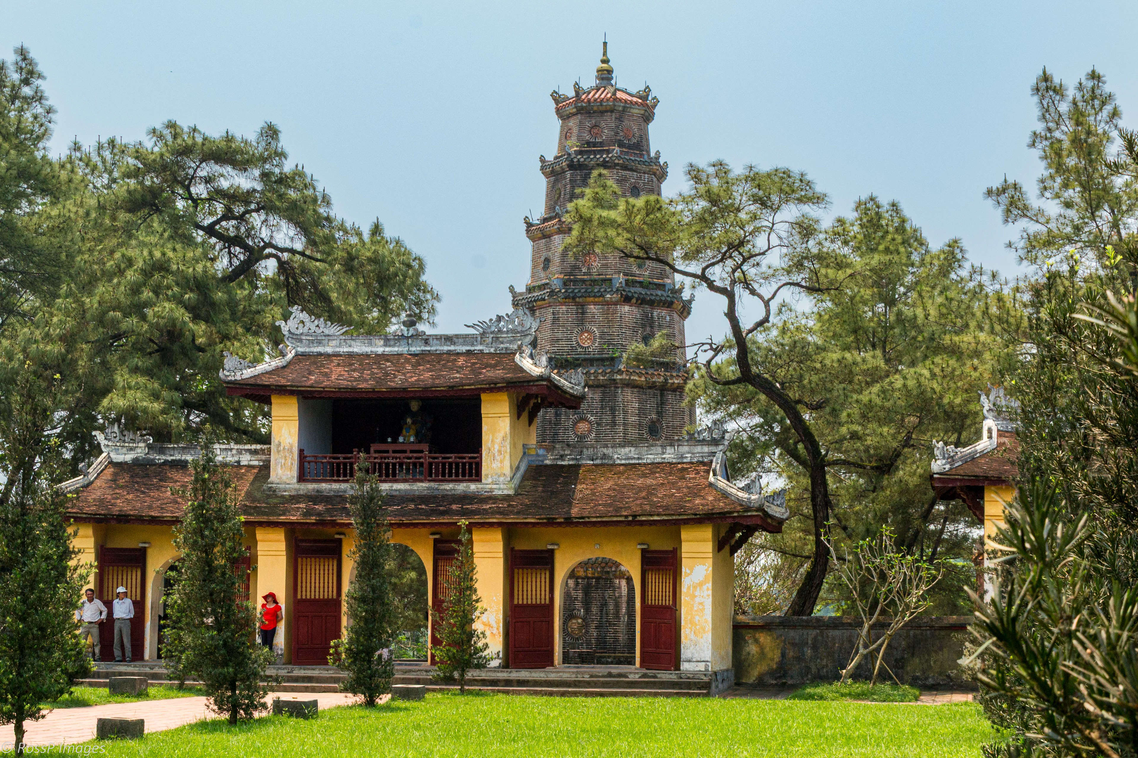 The gate of Thien Mụ Pagoda and Phuoc Duyen Tower is seen from the inside.