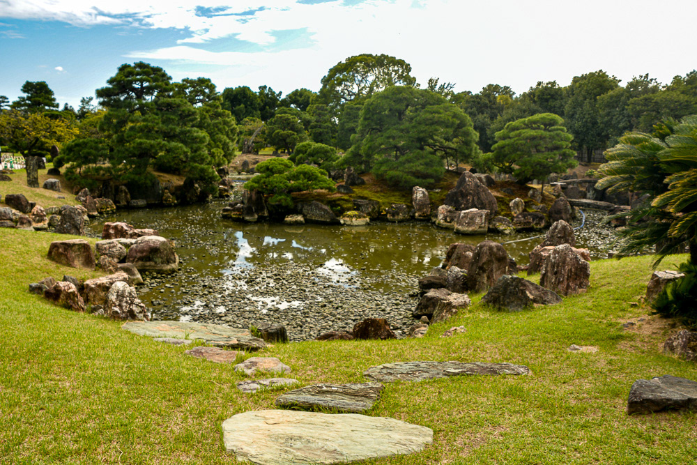 Ninomaru Garden, the pond was drained for maintenance during our visit.