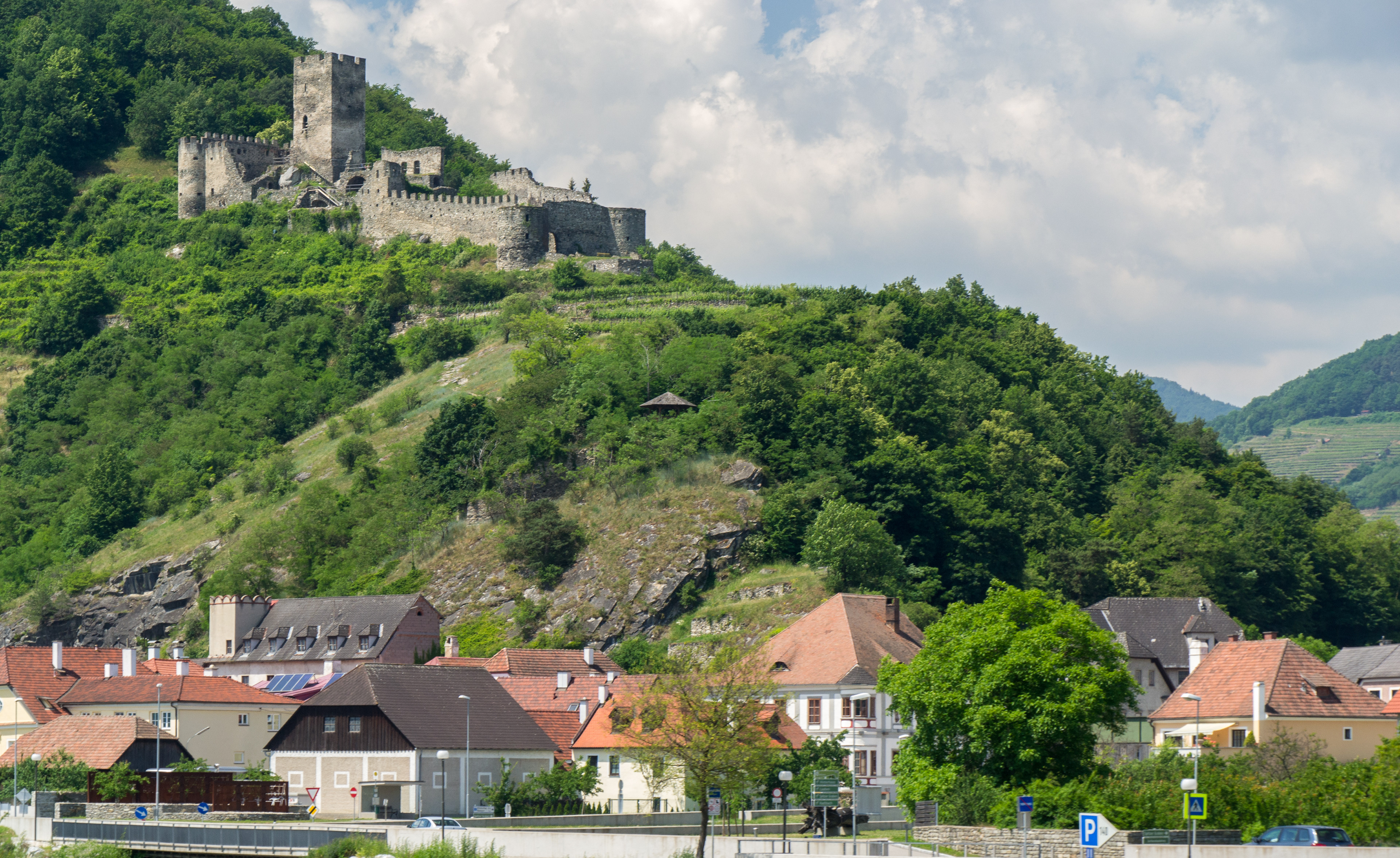 Hinterhaus Castle ruins above Spitz.