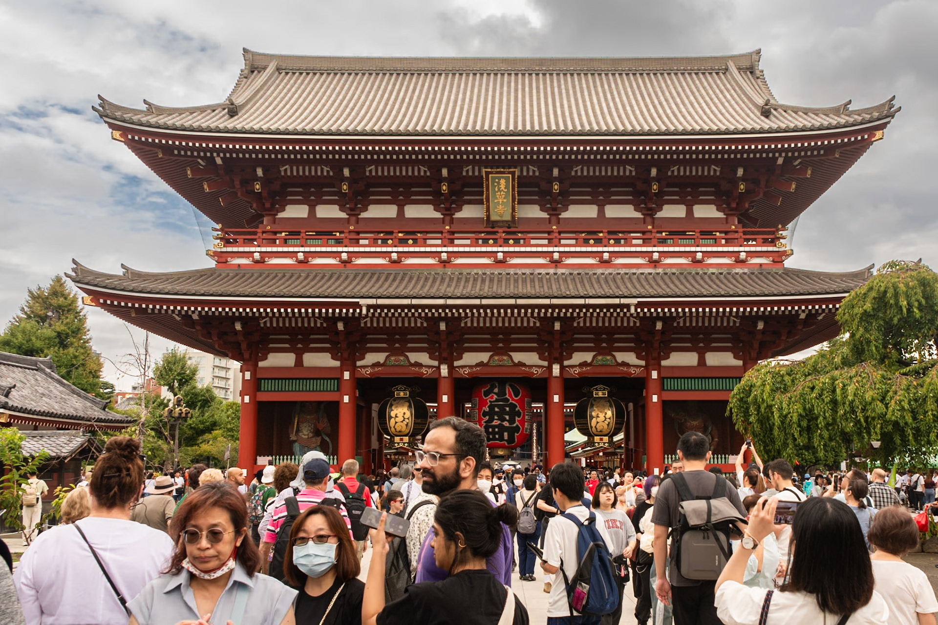 The Hōzōmon (Treasure-House Gate) is the inner of two large entrance gates that lead to the Sensō-ji. It is a two-story gate (nijūmon), and its second story houses many of the Sensō-ji's treasures.