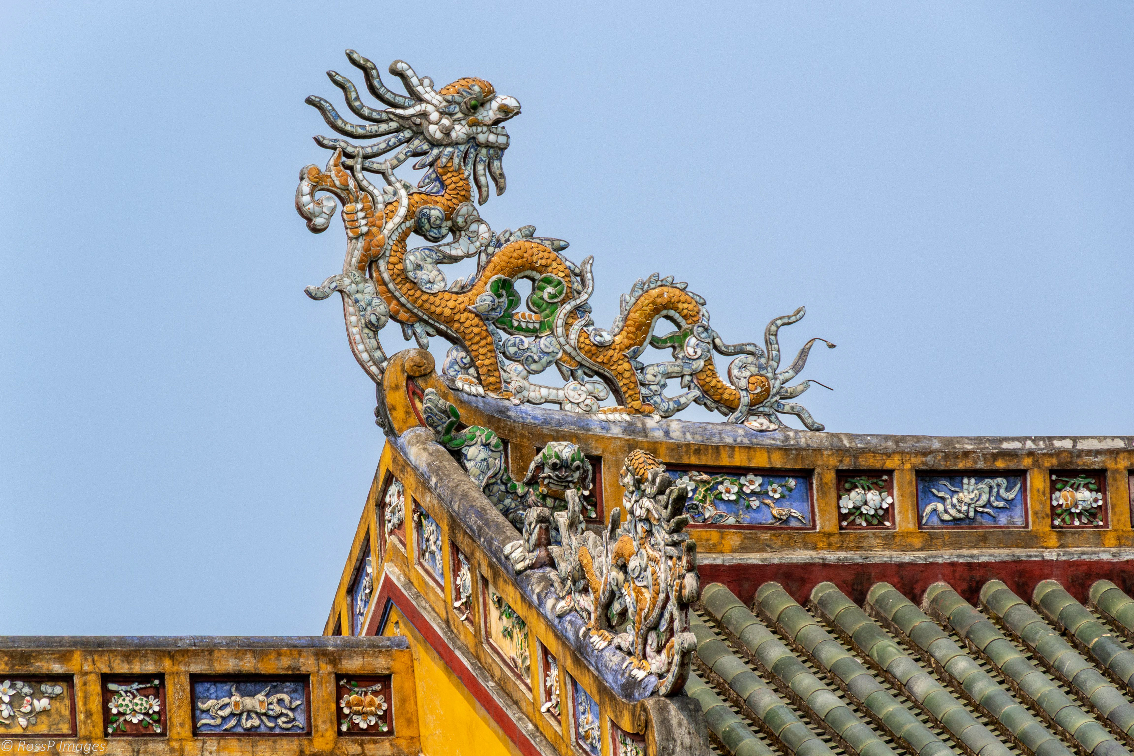 The roof originally covered with the yellow royal ceramic tiles. The decoration on the roofs is all about dragons, the symbol of the power of the emperor.