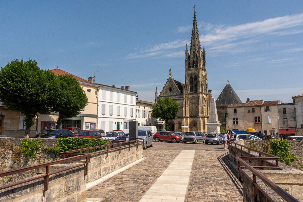 Eglise Saint-Martin de Cadillac lies directly opposite the chateau entrance.
