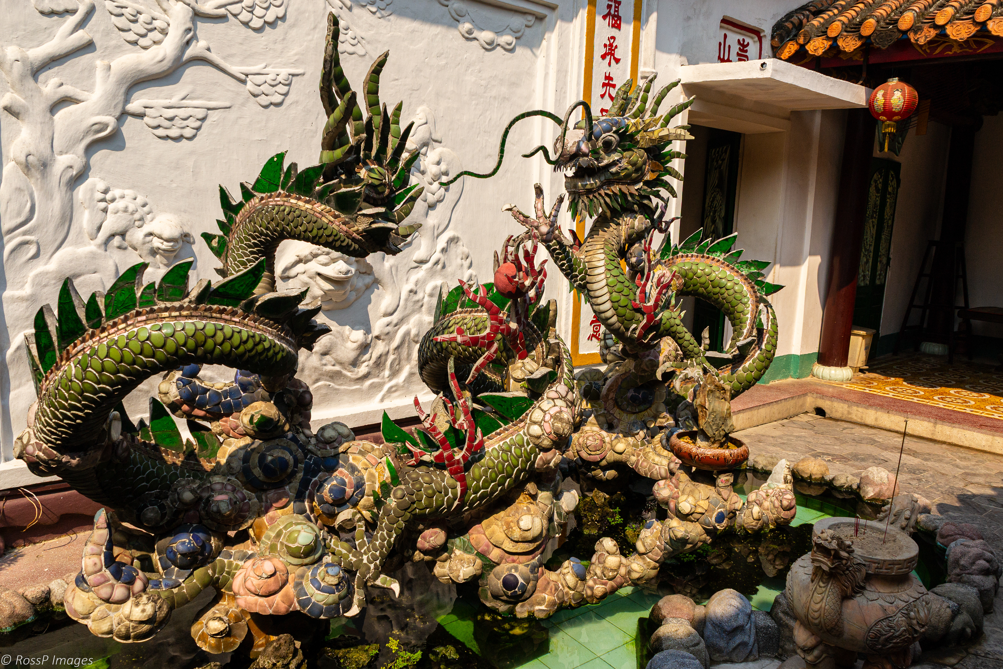 Approaching the entrance is a beautiful apricot blossom aquarium with a sculpture of “carp turning into dragon”.