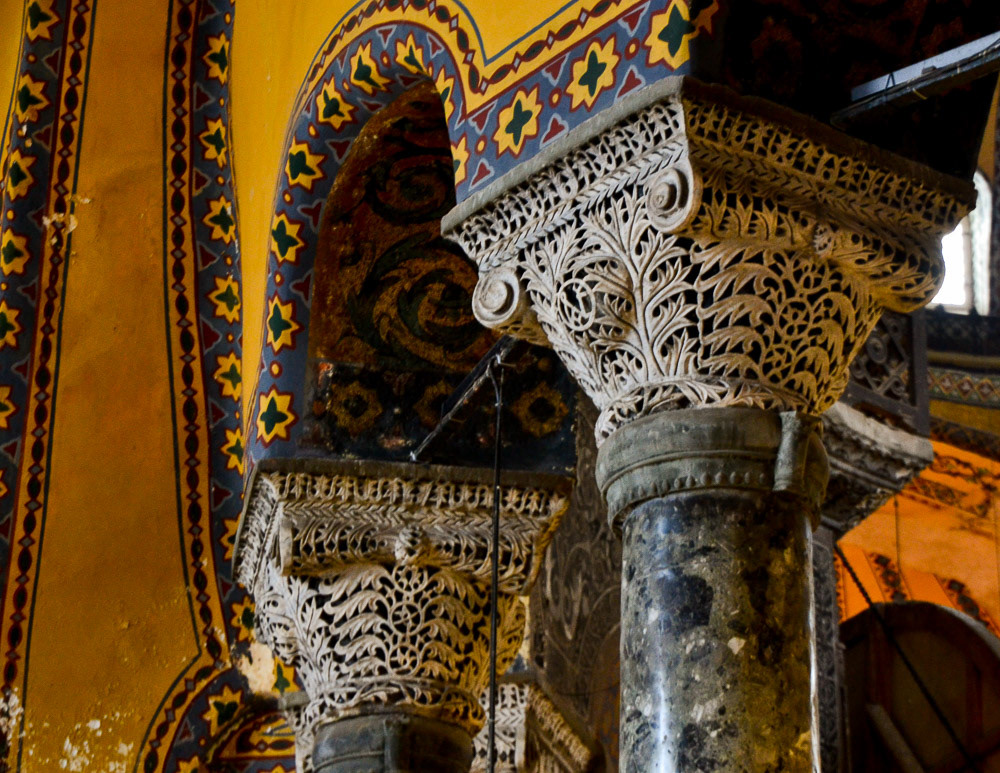 Elaborate capitals adorn black marble columns.