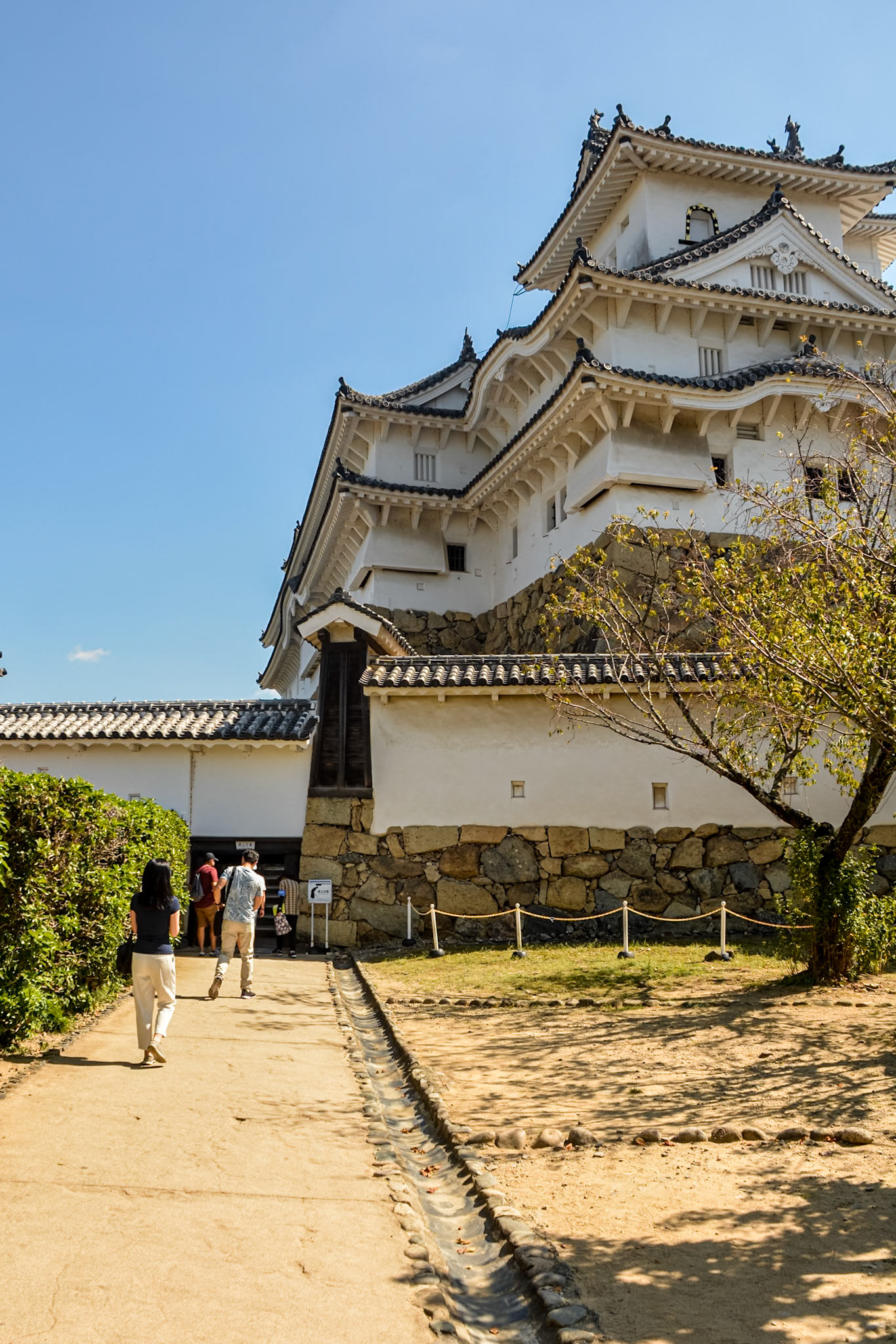 The approach to the main keep (daitenshu). At its center the complex is 46.4 m high.