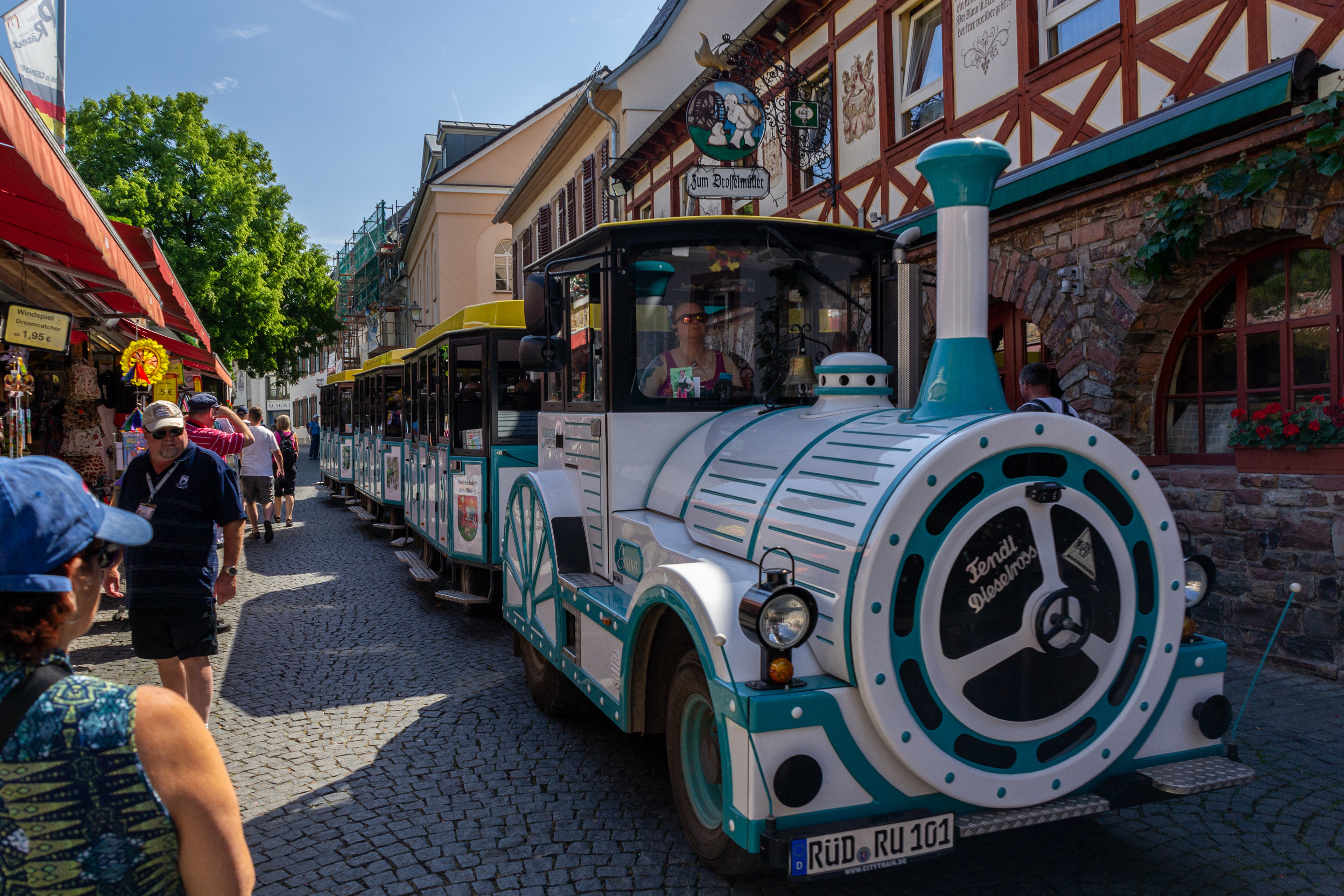 The tourist train on the narrow Drosselgasse.