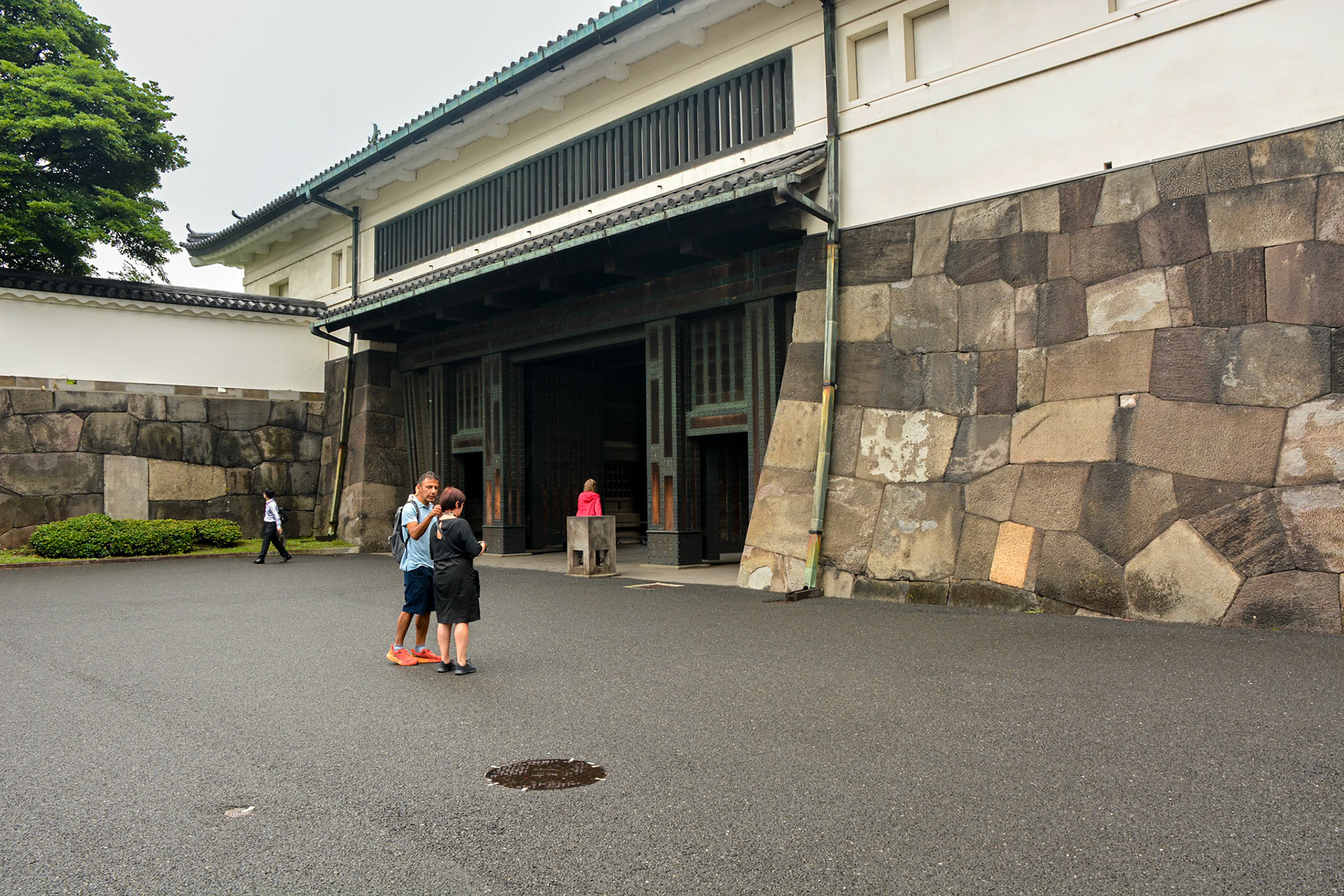 The inner courtyard of Ote-mon gate has a second gate set at 90 degrees to the front entrance called Hirakawa-mon.