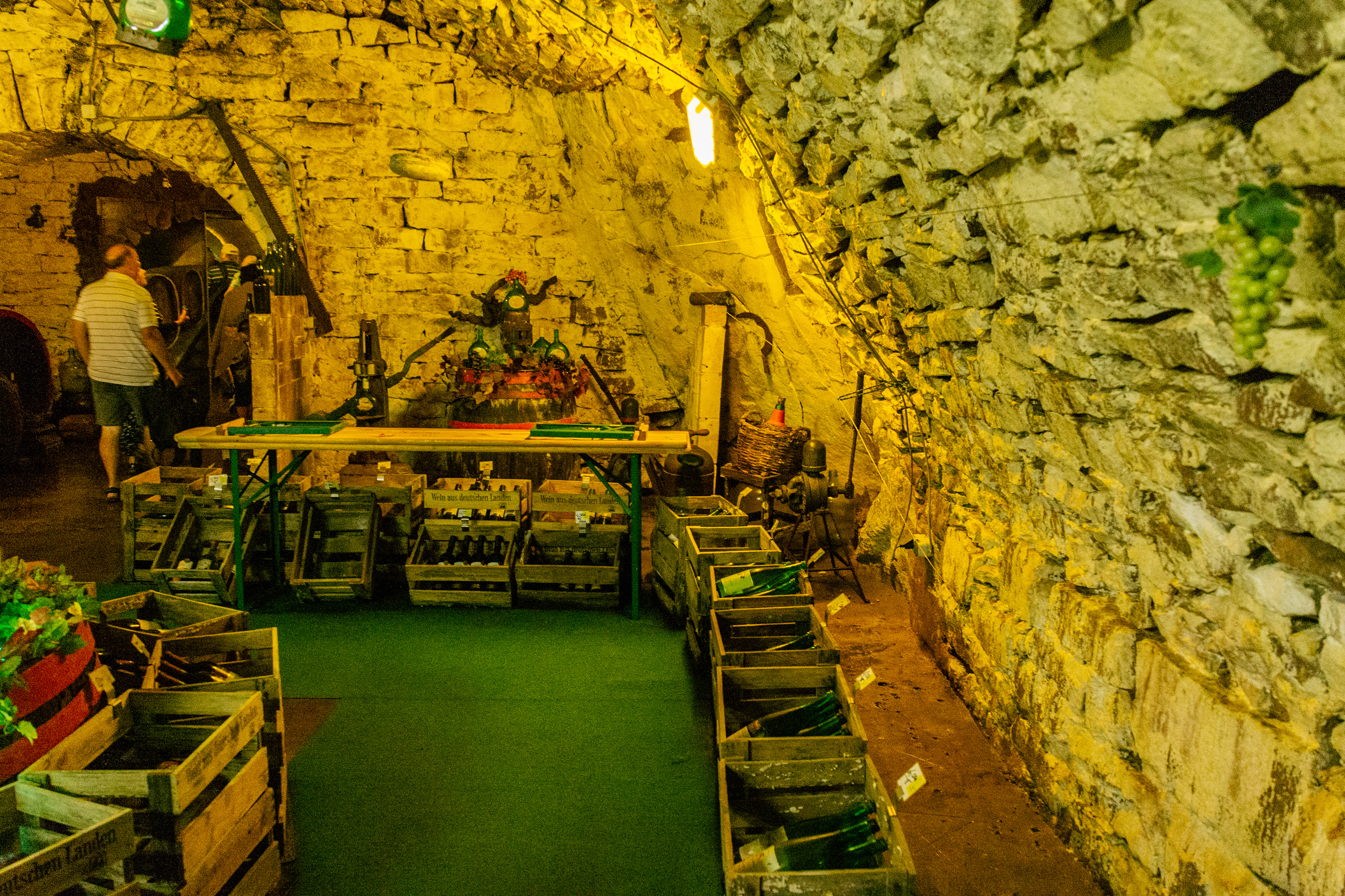 This Vaulted Ice Cellar dates back to 1482 hacked out of the sandstone hill. Internal temperature in summer and winter did not exceed 10° Celcius, the conditions were optimal to take ice from the frozen Main in winter and store it deep in the rock. The cellar was cooled down to around 0° Celcius and the population could be supplied with ice throughout the year.