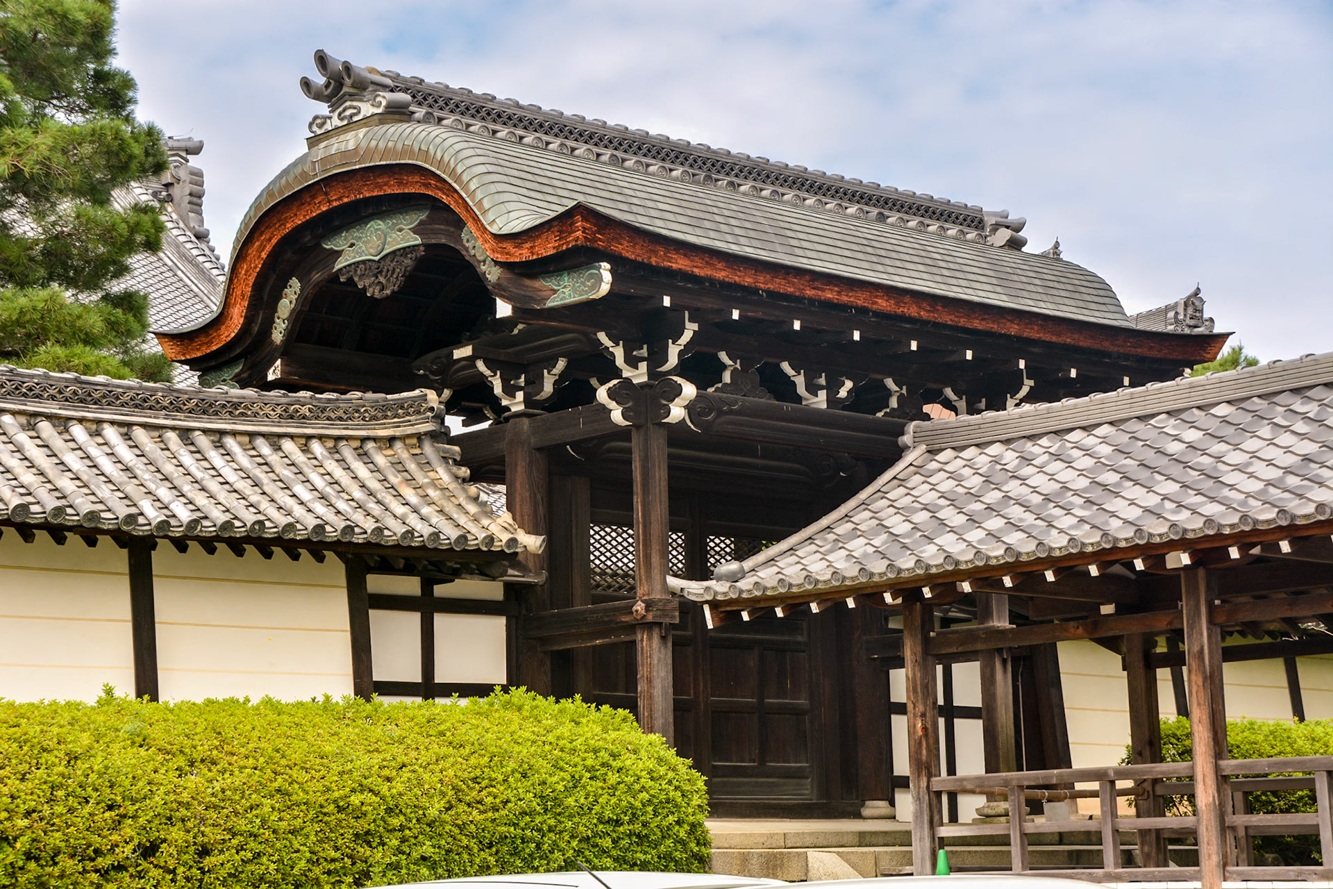 Tenryu-ji Temple gate with kara-hafu, an undulating bargeboard roofline.