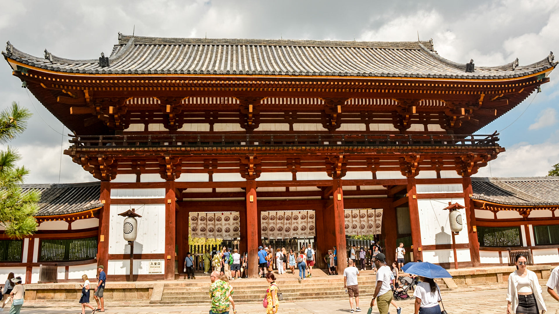 Todaiji Temple's Middle gate (Chu-mon)