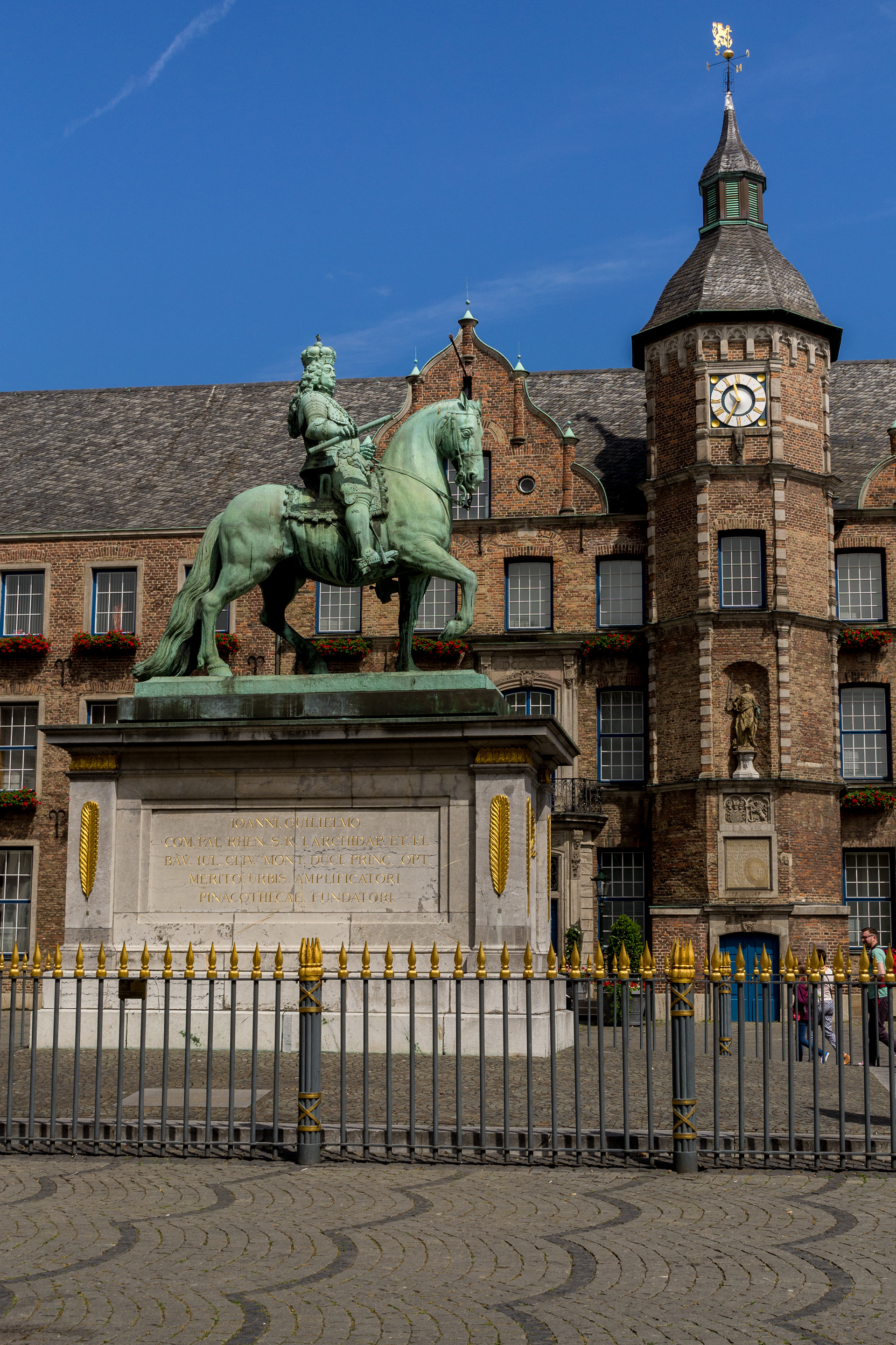 The Rider statue (Jan-Wellem-Reiterstandbild) in front of the Rathaus.