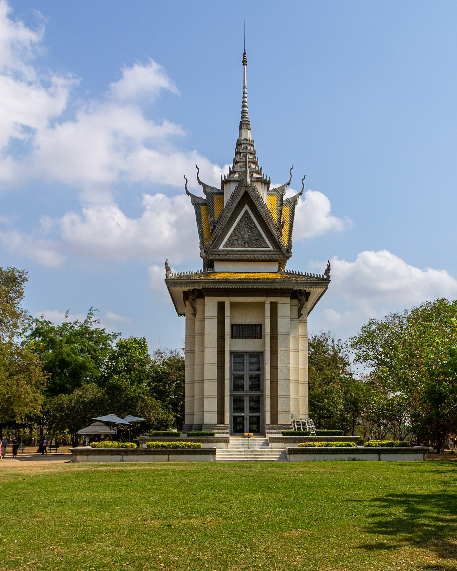 The stupa houses more than 5,000 human skulls of victims of the Khmer Rouge regeime.