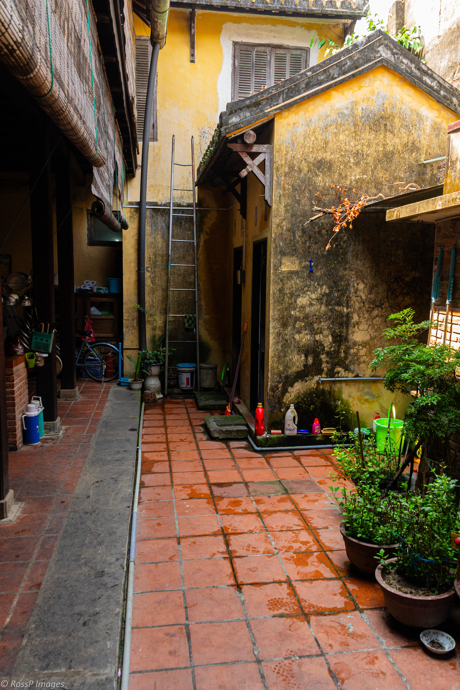 Duc An Old House - rear courtyard and washhouse.