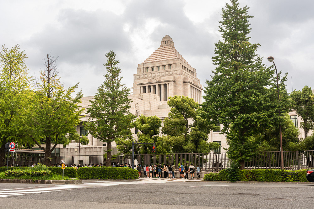 School children line up for a visit to the National Diet (Parliament)