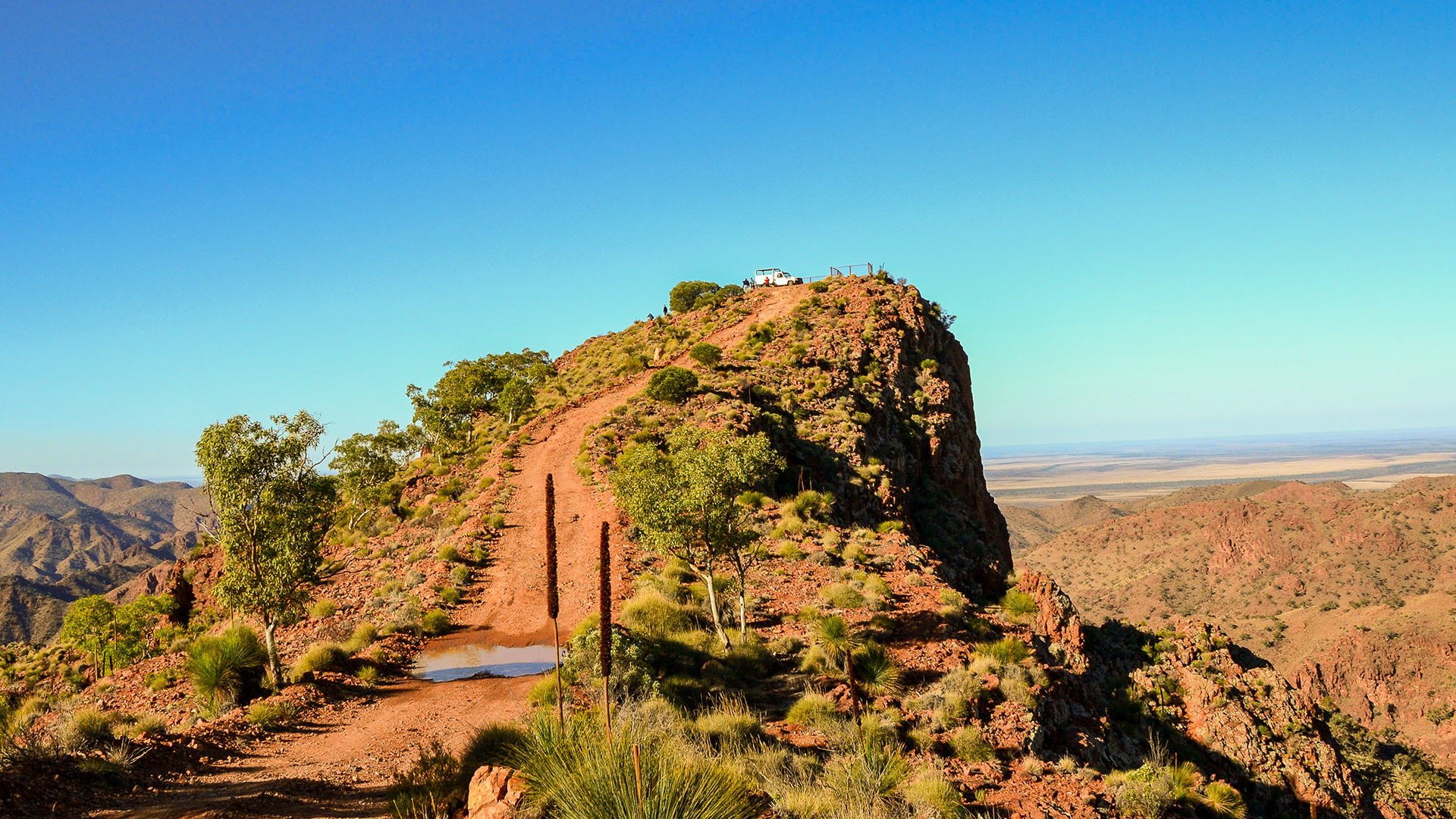 The final steep, narrow track climb up to the precarious lookout point at the ridgetop.