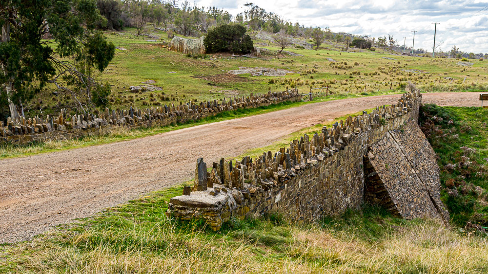 On our drive to Hobart we encounter this "Spikey Bridge", built by convicts in the mid-19th century near the town of Swansea. The bridge is made from field stones laid without mortar or cement and the upright stones of the parapet allude to its name.