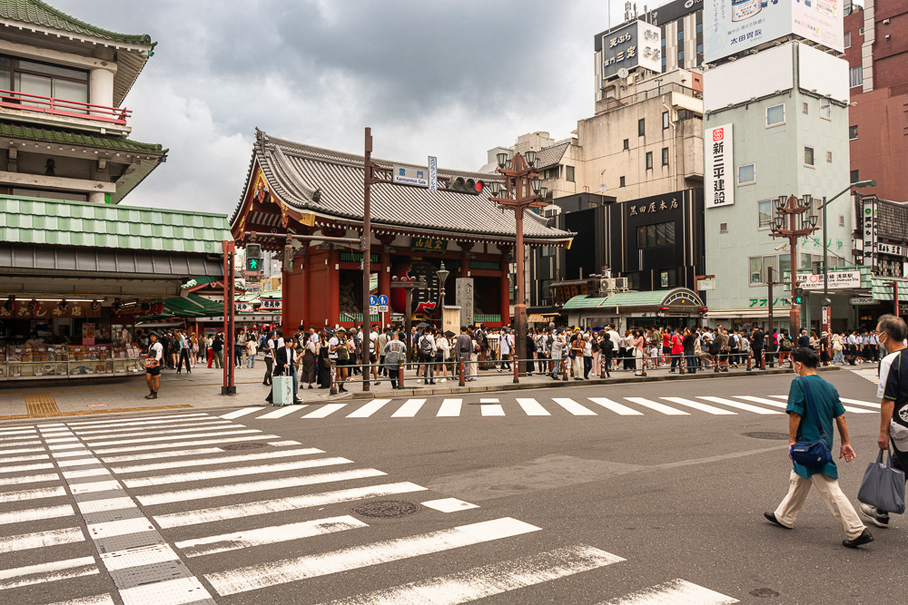 Kaminarimon Gate is the main entrance to the Sensoji Buddist Temple.