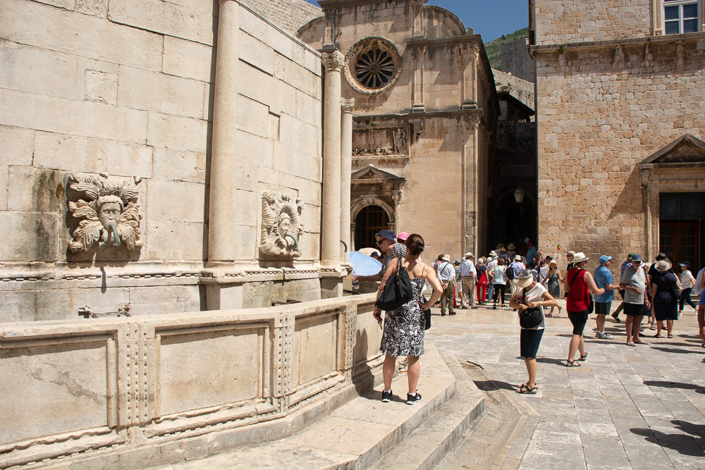 Onofrio fountain with the Franciscan Monastry and St Saviour church behind.