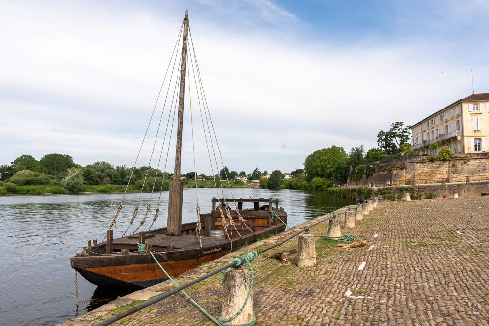 A traditional wooden barge used to transport wine of the Dordogne region.