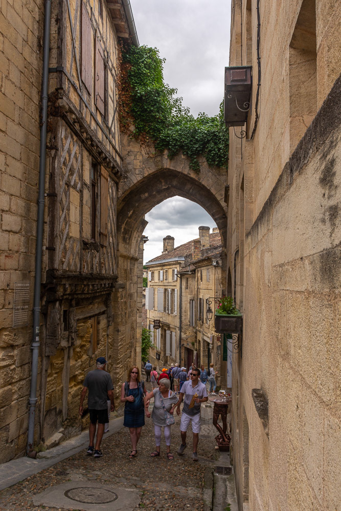 A wood-panelled house from the 16th century, the only remnant of medeival habitat in the city. The arched gate at the house of the cadene is the only internal gate of the city.