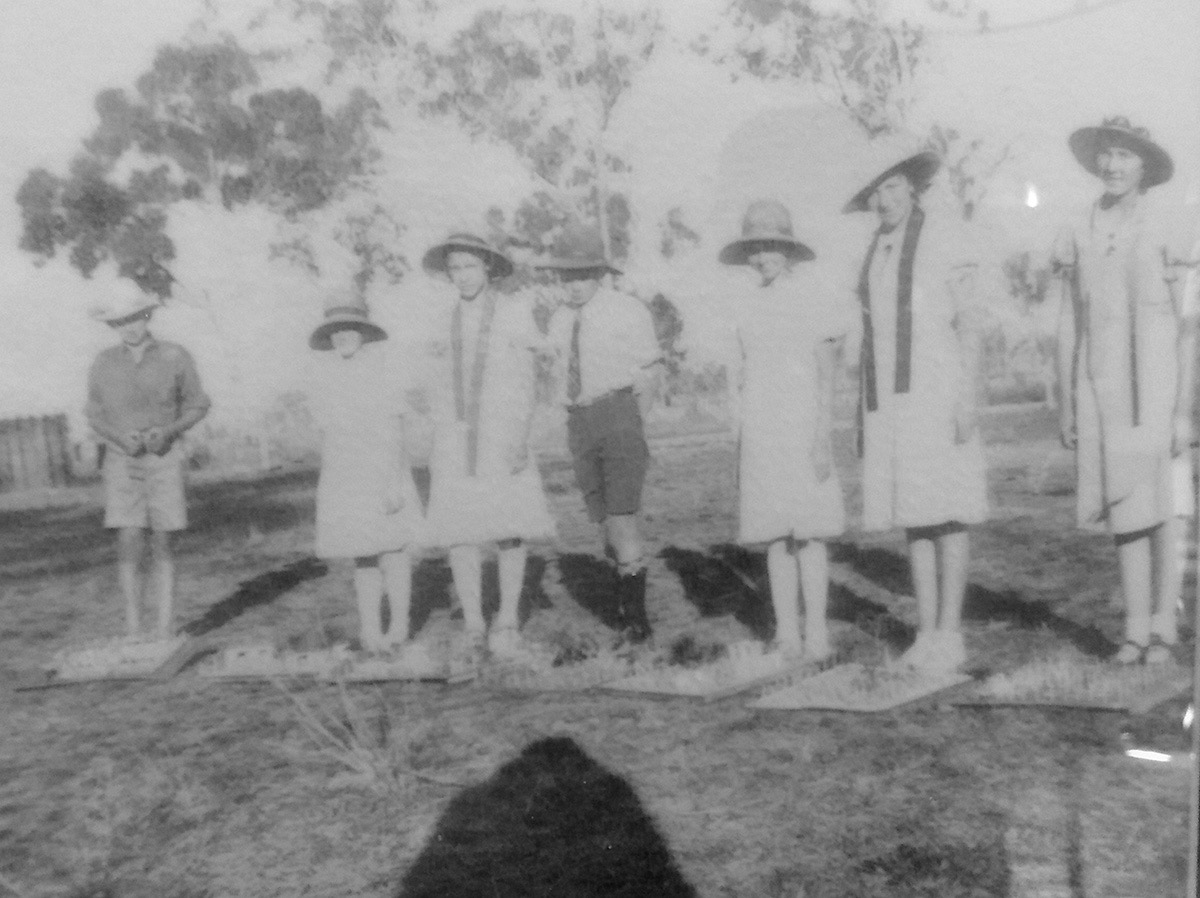 (L-R) Ed, Mavis Paine, Rita Timm, Rajah (Rodger) Tognoline, Audrey Paine, Irene Paroz and Mable Paroz.
