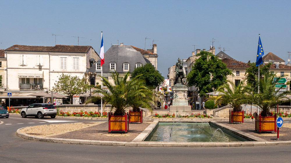 Victor Hugo statue in Place Francois Premier from Avenue Victor Hugo.