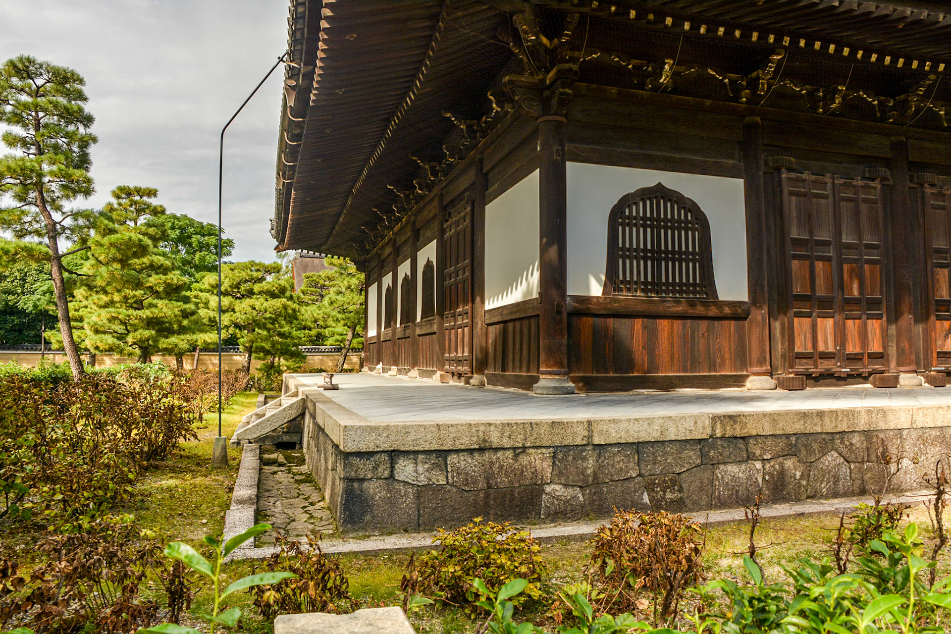 Kennin-ji, generous roof overhangs provide a sheltered verandah.