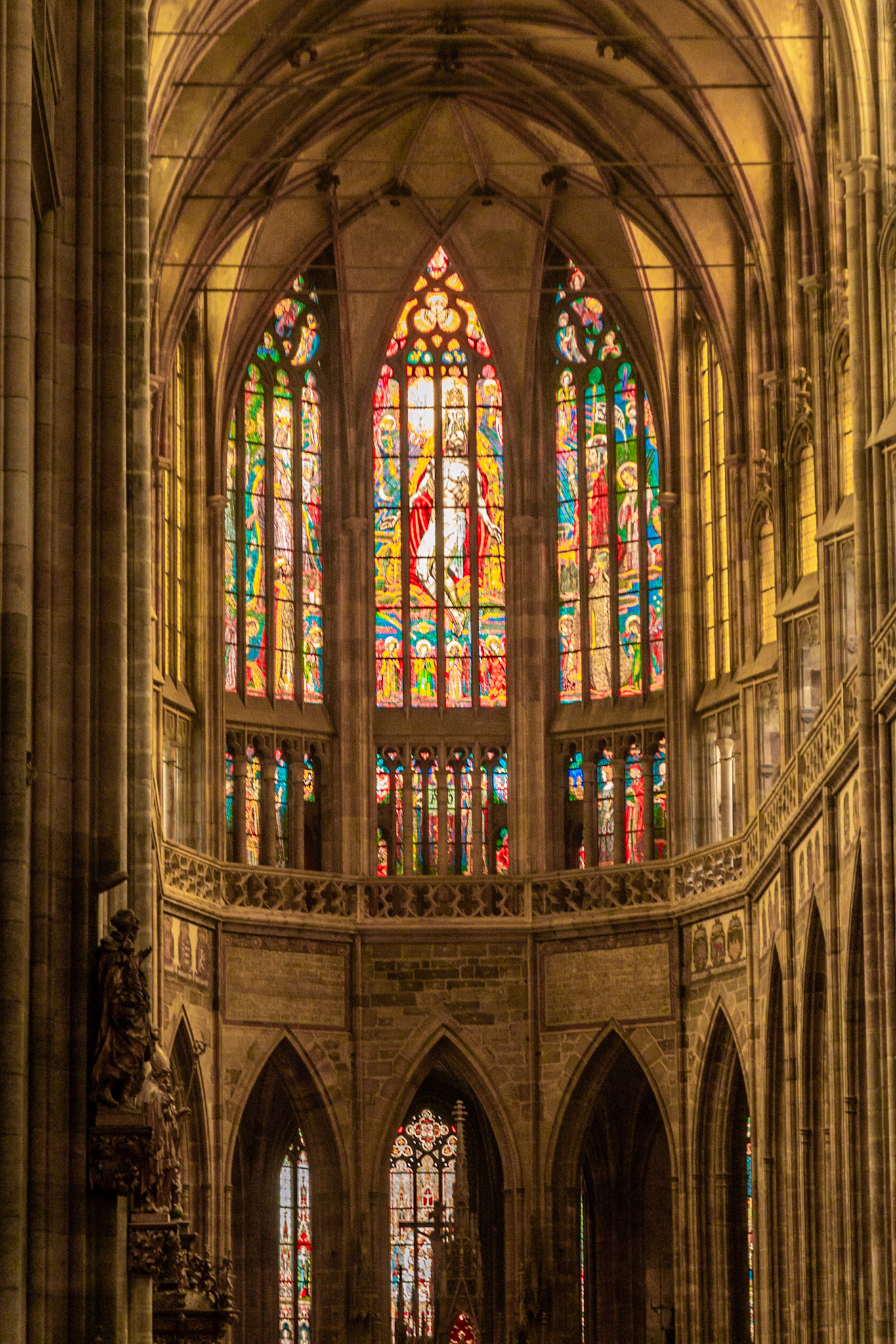 The Chior window bathes the interior of St Vitas in warm golden light.