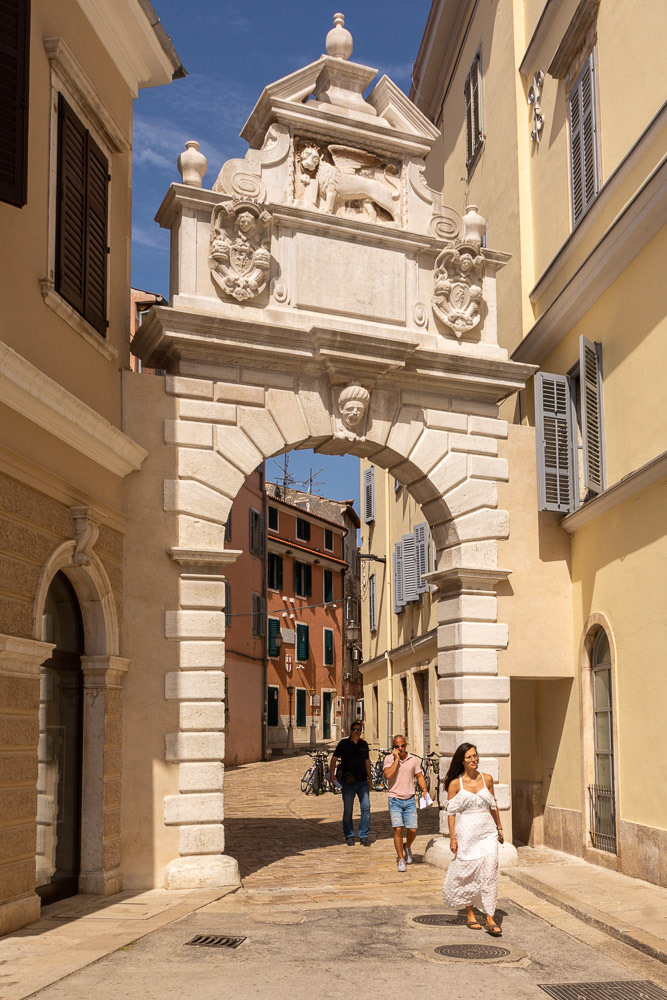 Balbi's Arch built in 1678–79 leads to Grisia Street.