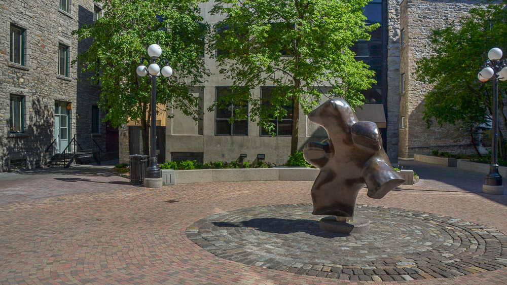 Dancing bear in a courtyard......."Mr Bojangles" no doubt.