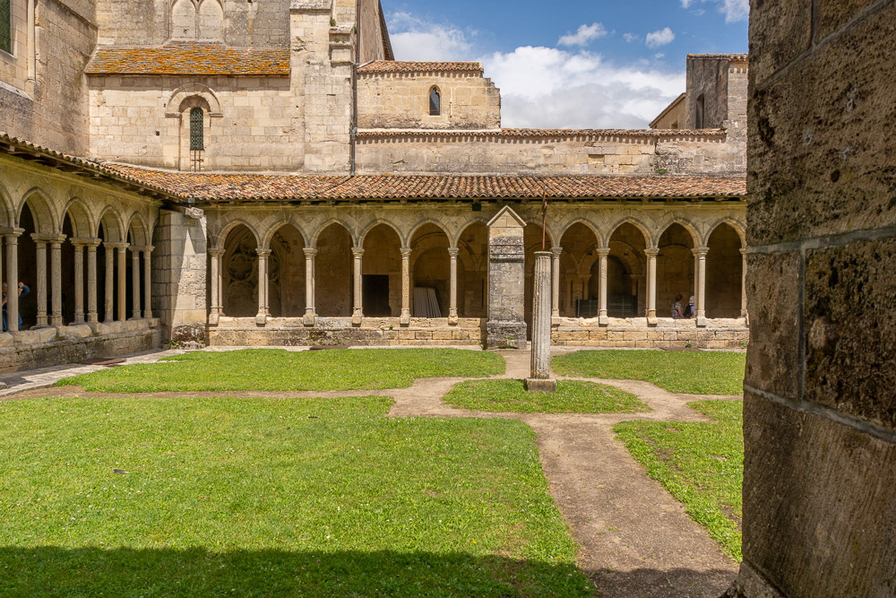 Eglise collegiale, a Romanesque church with a beautiful 14th century cloister.