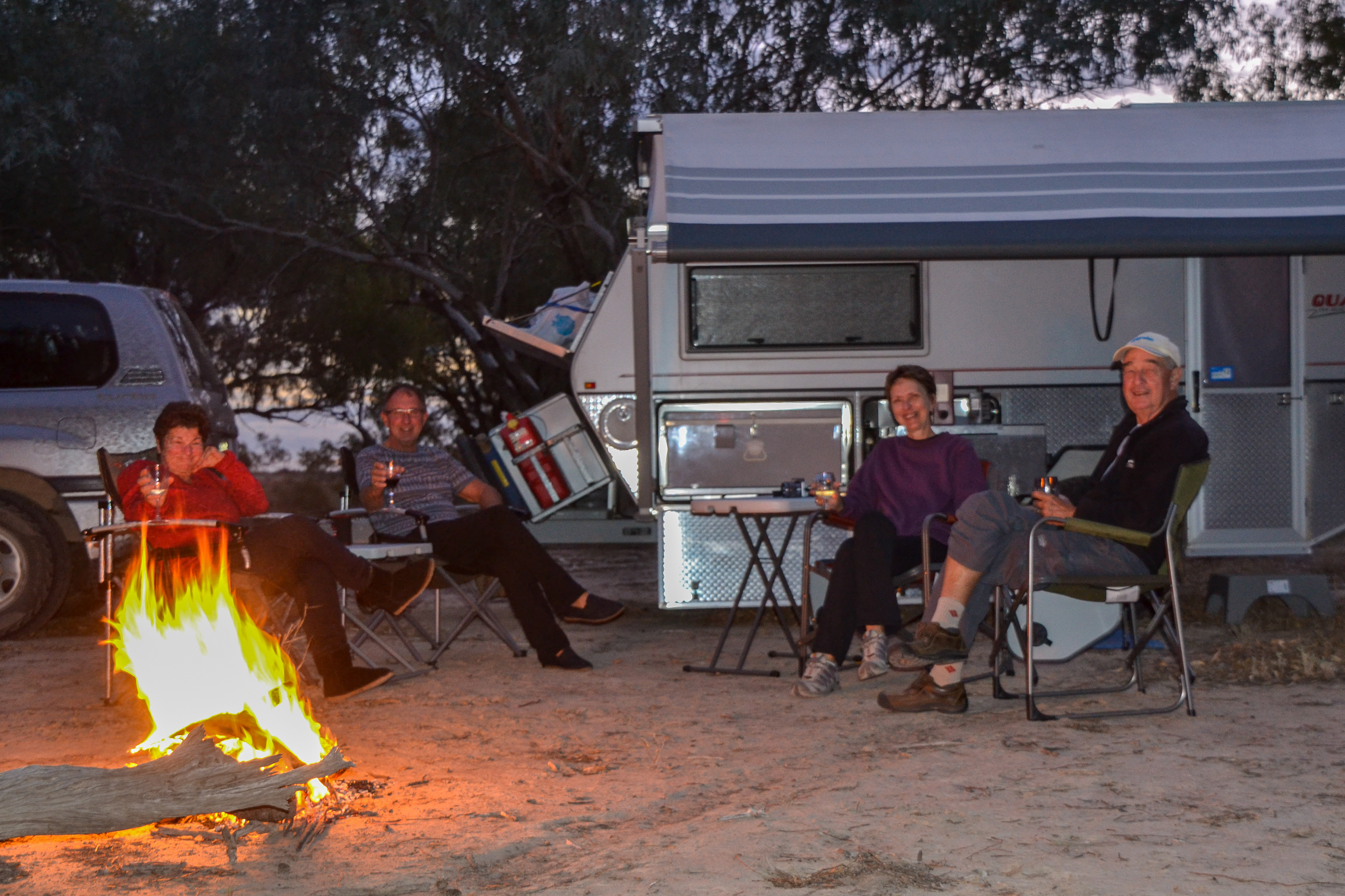 Happy-hour camped overnight on the roadside between Tilpa and Louth.