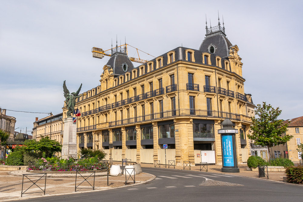 Bergerac has some interesting buildings in the French Provincial Architectural style.