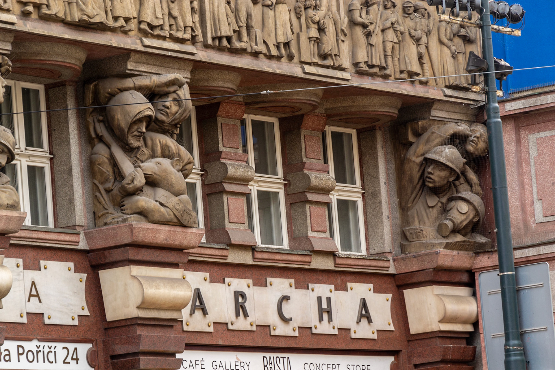 Facade depicting the people of the revolution